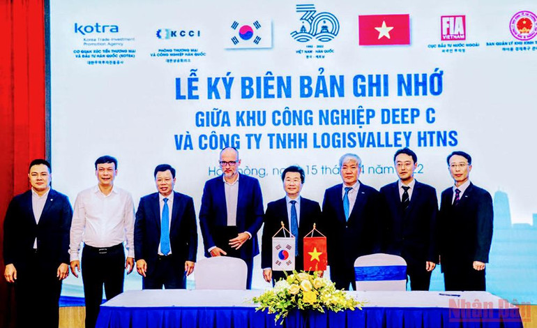Ký kết thỏa thuận việc lắp đặt mái pin năng lượng mặt trời giữa Khu công nghiệp Deep C và Công ty trách nhiệm hữu hạn LogisValley HTNS. Xúc tiến đầu tư “Hải Phòng-điểm đến thành công” với các doanh nghiệp Hàn Quốc -0
