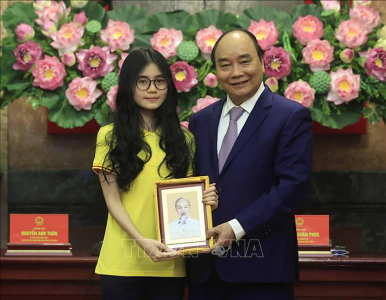Chủ tịch nước Nguyễn Xuân Phúc gặp mặt gương mặt trẻ Việt Nam tiêu biểu năm 2021 -0