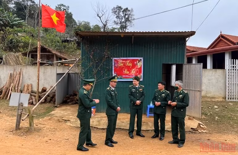Chúc Tết các tổ, chốt biên phòng khu vực biên giới ở Sơn La -0