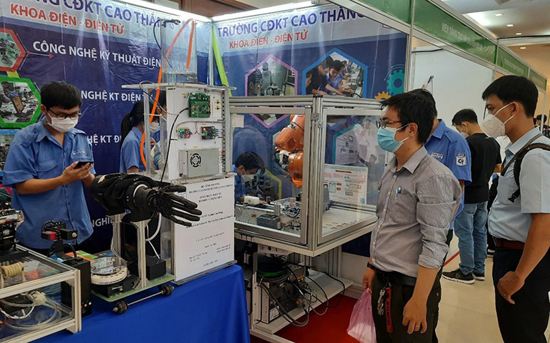 Các đại biểu tham quan các gian hàng Triển lãm về điều khiển và tự động hóa lần thứ 6 (VCCA 2021). Khai mạc Hội nghị khoa học và Triển lãm về điều khiển và tự động hóa -0