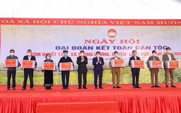 Lãnh đạo Quốc hội tặng quà cho các khu dân cư trên địa bàn nhân Ngày hội Đại đoàn kết toàn dân tộc. Ấm áp niềm vui trong Ngày hội Đại Đoàn kết toàn dân -0
