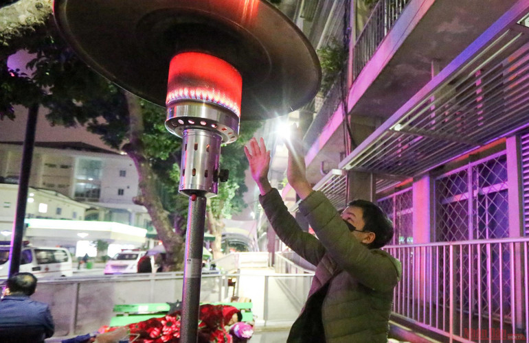 Ấm lòng những cây sưởi ở Bệnh viện Bạch Mai cho người nhà bệnh nhân ảnh 6 6cay_suoi_benh_vien_bach_mai-1610331086186.jpg