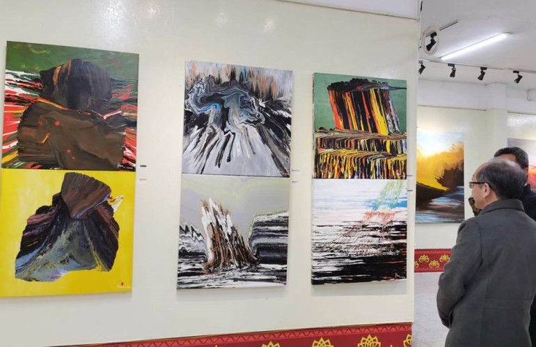 Họa sĩ Võ Trịnh Biện pha màu “Mùa đông” nồng nàn bằng kim tiêm -0