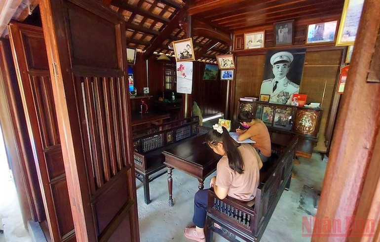 Gian bên trái là nơi để cho du khách viết lưu niệm khi đến thăm ngôi nhà. Chuyện về ngôi nhà bình dị của Đại tướng Võ Nguyên Giáp bên dòng Kiến Giang -0