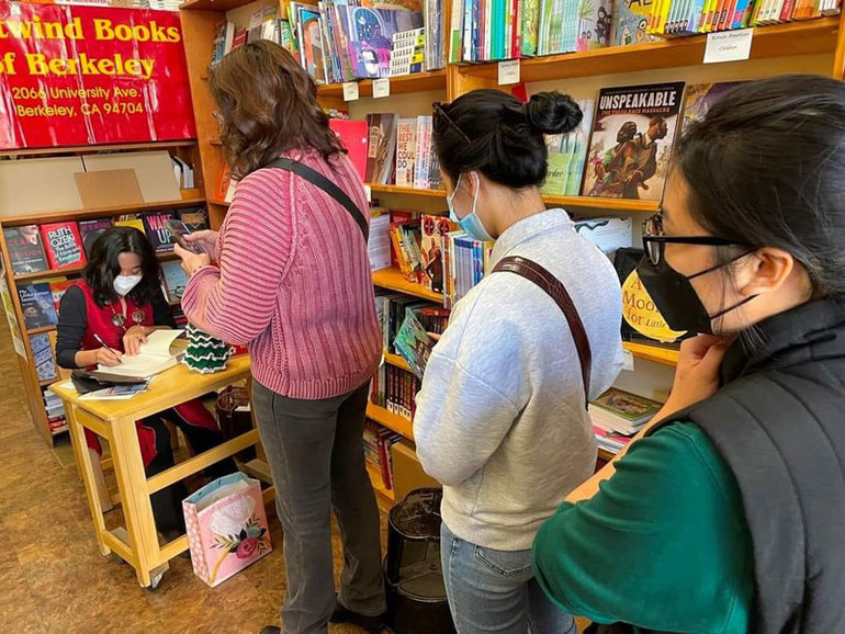 Nhà văn Nguyễn Phan Quế Mai ký tặng sách độc giả tại thành phố Berkeley, Mỹ. (Ảnh: FBNV) Nhà văn Nguyễn Phan Quế Mai - Có nhiều cơ hội cho văn học Việt Nam -0