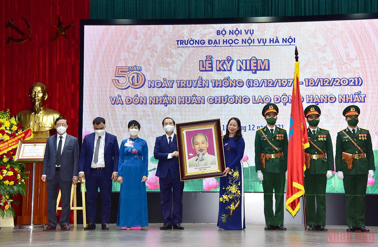 Phó Chủ tịch nước Võ Thị Ánh Xuân trao Huân chương Lao động hạng Nhất tặng Trường Đại học Nội vụ Hà Nội. (Ảnh: Thành Đạt) Lễ kỷ niệm 50 năm ngày truyền thống trường Đại học Nôi vụ Hà Nội và đón nhận Huân chương Lao động hạng Nhất -1