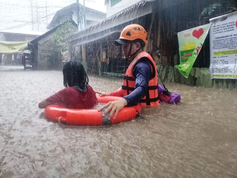 Hàng nghìn người đã phải di dời và nhiều chuyến bay đã bị hủy khi nước lũ tại vùng trũng thấp dâng cao ngang ngực. (Ảnh: Reuters) Bão Rai mạnh lên cấp cao nhất khi đổ bộ Philippines, gần 198.000 người di dời -0