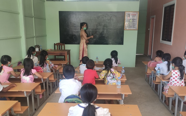 Nhiều trẻ em gốc Việt đăng ký vào lớp học. Khánh thành trụ sở Hội Khmer-Việt Nam tỉnh Koh Kong -0