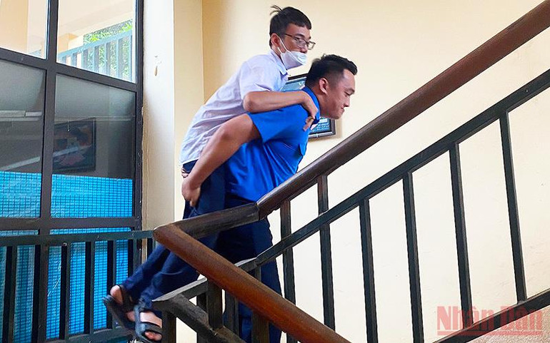 Tình nguyện viên Thủ đô Hà Nội cõng thí sinh bị thương ở chân lên phòng thi. Đông đảo tình nguyện viên trên cả nước tham gia “Tiếp sức mùa thi” -0