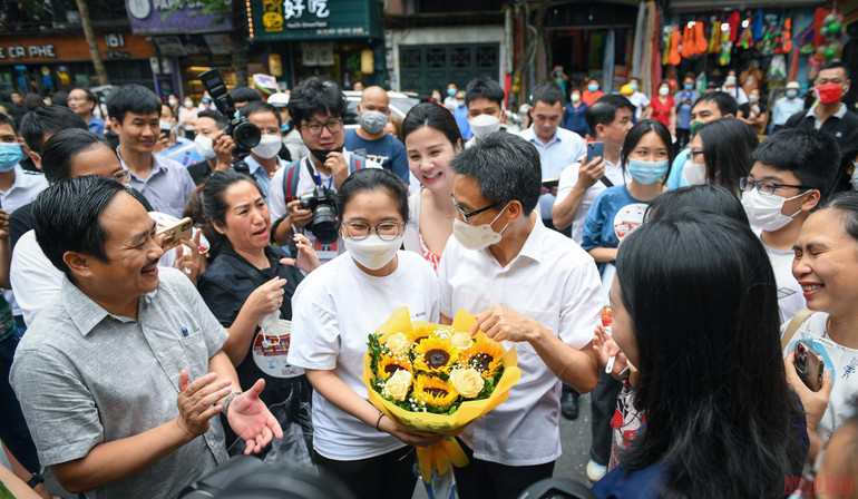 Phó Thủ tướng Vũ Đức Đam kiểm tra Kỳ thi tốt nghiệp THPT năm 2022 tại Hà Nội -0