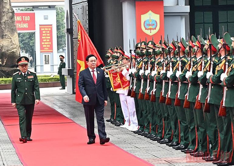 Chủ tịch Quốc hội Vương Đình Huệ duyệt đội danh dự tại lễ đón. (Ảnh: DUY LINH) Chủ tịch Quốc hội yêu cầu tiếp tục xây dựng Tình báo Quốc phòng mạnh về tiềm lực và hiệu quả cao -0