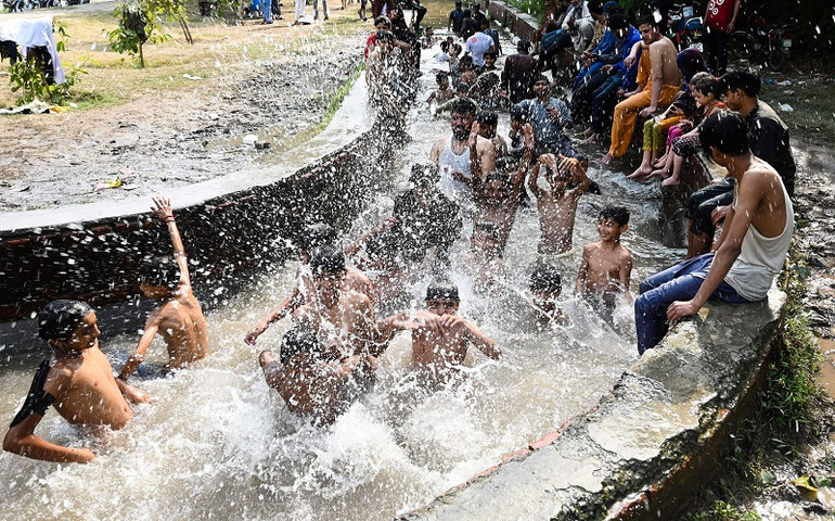 Người dân Pakistan giải nhiệt trong kênh nước ở Lahore, ngày 29/4/2022. (Ảnh: Getty Images) Ấn Độ: Nắng nóng kỷ lục khiến ít nhất 25 người thiệt mạng -0