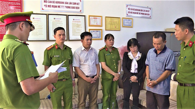 Khởi tố, bắt tạm giam bốn đối tượng nguyên là cán bộ, lãnh đạo Agribank ở Đắk Lắk -0