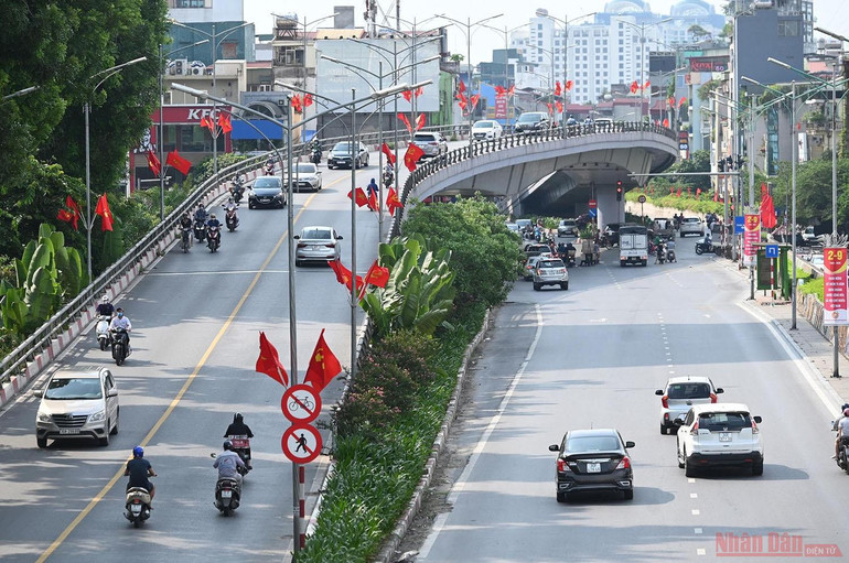 Đường phố Hà Nội rực rỡ màu cờ Tổ quốc chào mừng 75 năm Quốc khánh -3