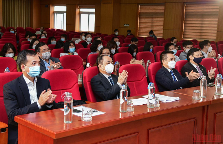 Các đại biểu tại buổi lễ. (Ảnh: Thành Đạt) Báo Nhân Dân điện tử đoạt giải A “Giải thưởng báo chí tuyên truyền về sử dụng năng lượng tiết kiệm và hiệu quả năm 2021” -2