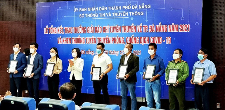 Các tác giả nhận giải thưởng Giải báo chí tuyên truyền về thành phố Đà Nẵng năm 2021. Đà Nẵng trao Giải báo chí tuyên truyền về thành phố năm 2021 -0