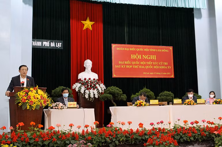 Trưởng Ban Nội chính Trung ương Phan Đình Trạc trao quà tặng người lao động khó khăn tỉnh Lâm Đồng -0