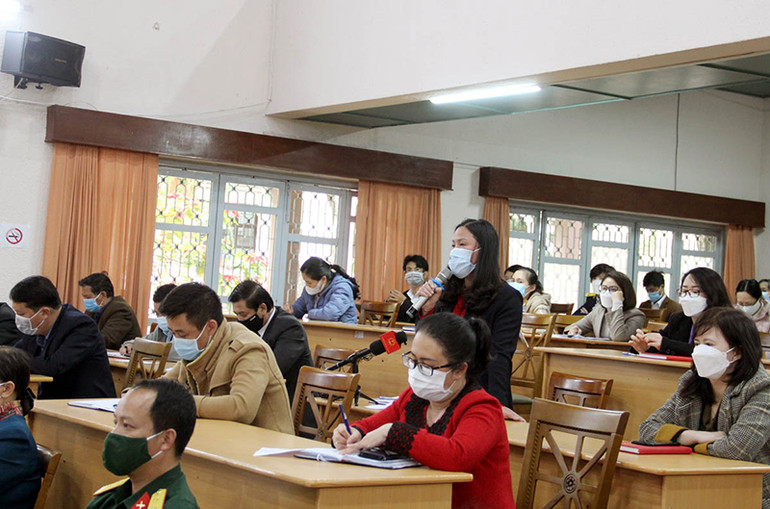 Cử tri phát biểu ý kiến tại buổi tiếp xúc. Trưởng Ban Nội chính Trung ương Phan Đình Trạc trao quà tặng người lao động khó khăn tỉnh Lâm Đồng -0
