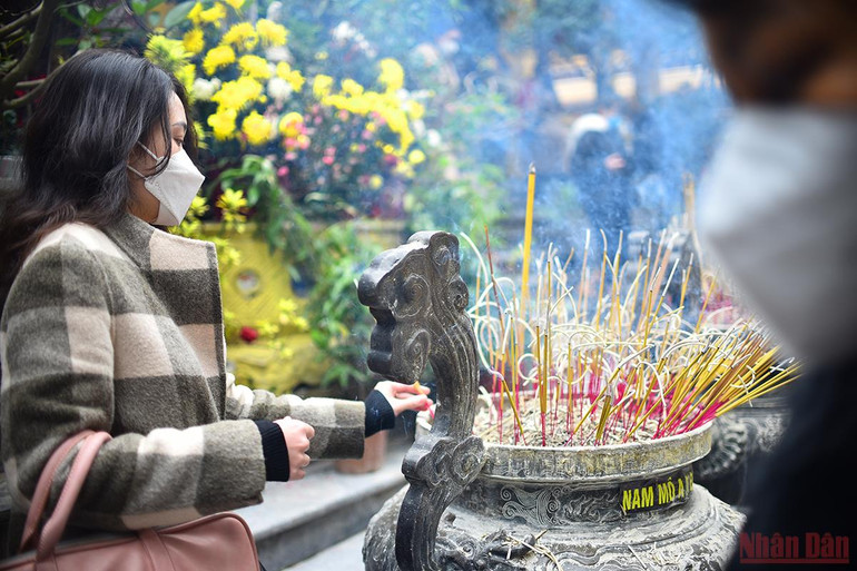 Người dân Hà Nội đi lễ Phật du xuân vẫn bảo đảm thực hiện tốt các quy định 5K phòng, chống dịch Covid-19. (Ảnh: Minh Duy) Rằm tháng Giêng trong dòng chảy văn hóa Việt -0