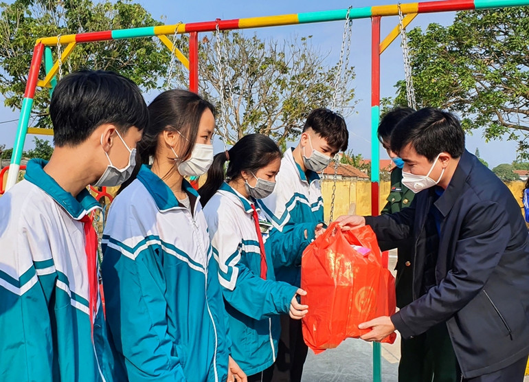 Lãnh đạo Tỉnh đoàn Thanh Hóa tặng quà cho học sinh. Tuổi trẻ Thanh Hóa đem Tết đến sớm cho người dân nông thôn -0