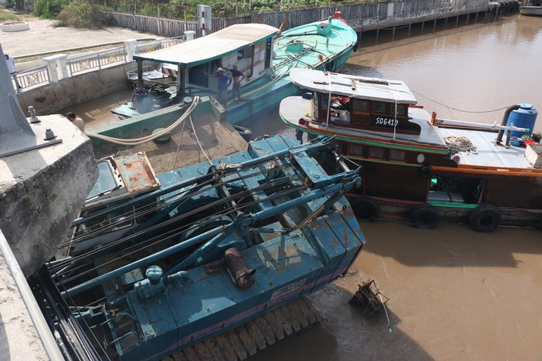 Sà-lan bị chìm tại Bạc Liêu, gây ách tắc giao thông -0