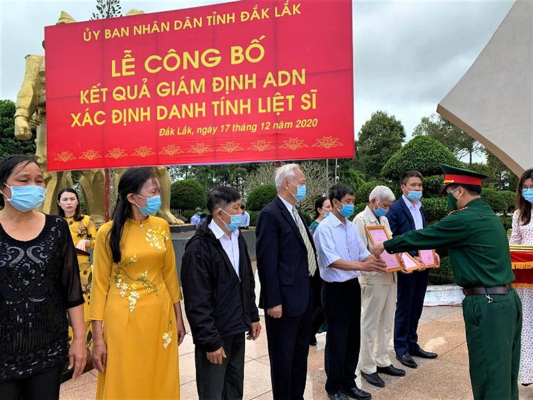 Lãnh đạo Viện Pháp y quân đội trao kết quả giám định AND xác định danh tính hài cốt liệt sĩ cho thân nhân các liệt sĩ. Đắk Lắk: Trao kết quả giám định ADN xác định danh tính 34 liệt sĩ cho thân nhân -0