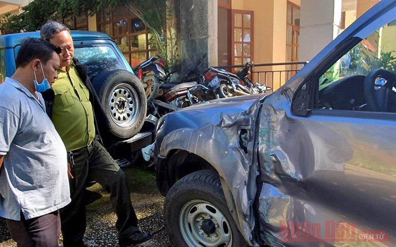 “Lâm tặc” lái xe chở gỗ lậu lao thẳng lực lượng kiểm tra -0