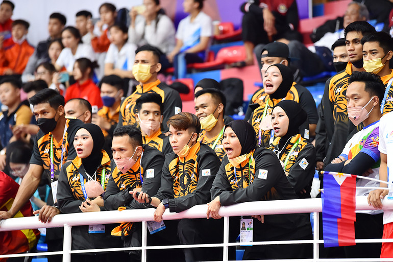 Các vận động viên Malaysia cổ vũ nhiệt tình cho các đồng nghiệp khi thi đấu. Khởi tranh thi đấu môn Pencak Silat tại SEA Games 31 -4