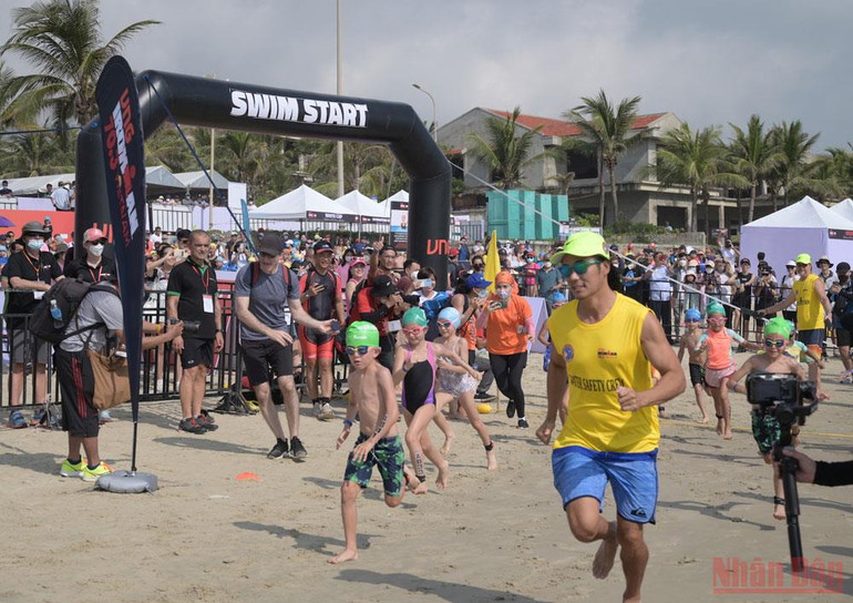 Các vận động viên nhí tranh tài tại nội dung IRONKIDS Việt Nam ngày 7/5. IRONMAN 70.3 Việt Nam quy tụ hơn 2.500 tranh tài -0