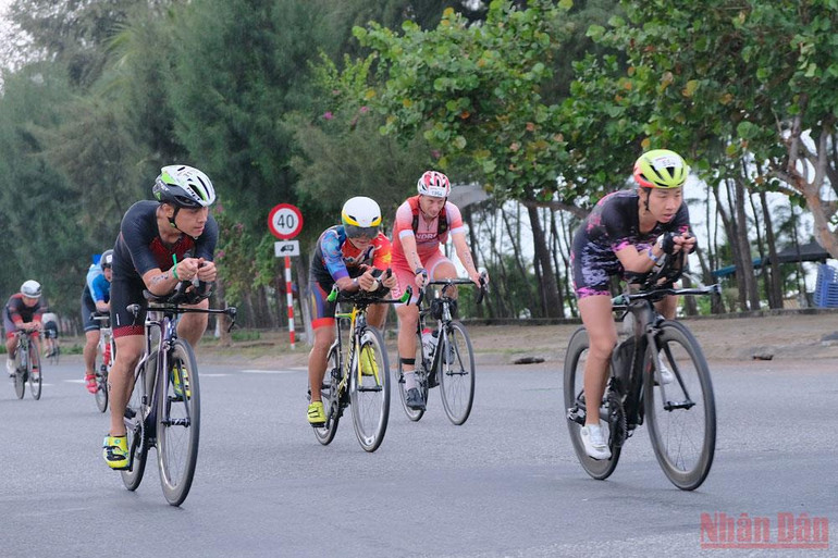 Sau phần thi bơi, các vận động viên bước vào phần thi đạp xe 90 km. IRONMAN 70.3 Việt Nam quy tụ hơn 2.500 tranh tài -0