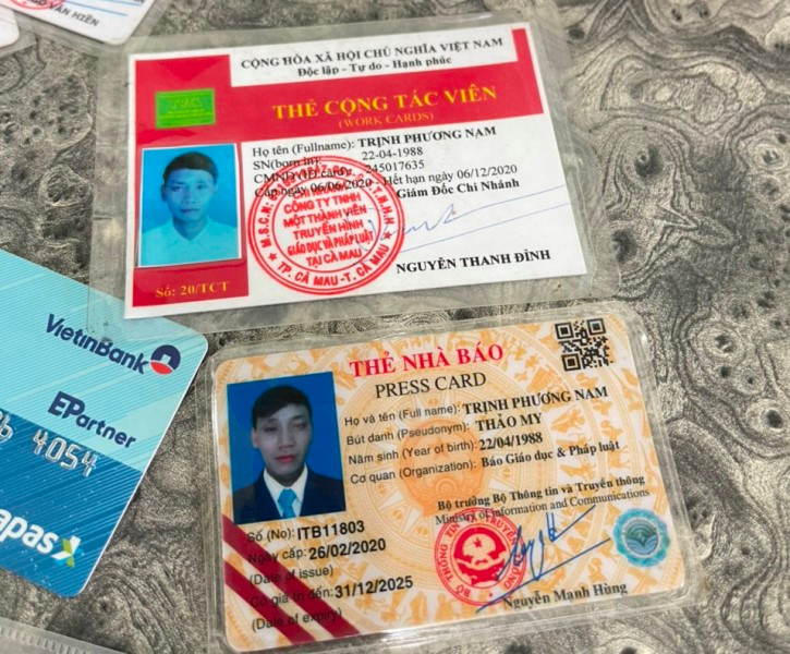 Các loại giấy tờ thu được của Trịnh Phương Nam trong quá trình hoạt động và cưỡng đoạt tài sản. Bắt kẻ lợi dụng hoạt động báo chí cưỡng đoạt tài sản -0