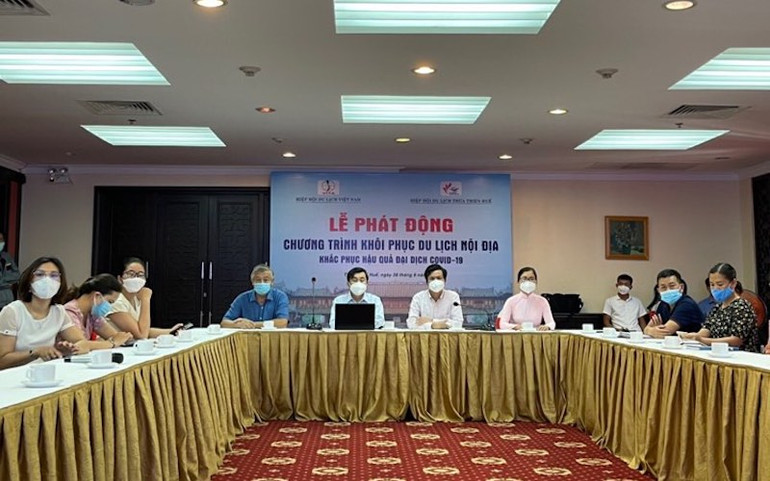 Các đại biểu tham dự lễ phát động tại đầu cầu Huế. (Ảnh: TUẤN NAM) Phát động Chương trình khôi phục du lịch nội địa toàn quốc -0