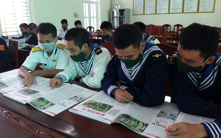 Tặng báo Xuân Nhân Dân cho các đơn vị hải quân -0