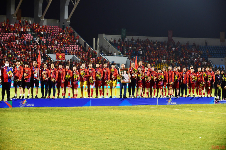 Toàn đội xúc động hát quốc ca trên bục nhận Huy chương Vàng môn bóng đá nữ SEA Games 31 (Ảnh: TRẦN HẢI) Đội tuyển bóng đá nữ Việt Nam đón nhận Huy chương Vàng SEA Games 31 -0