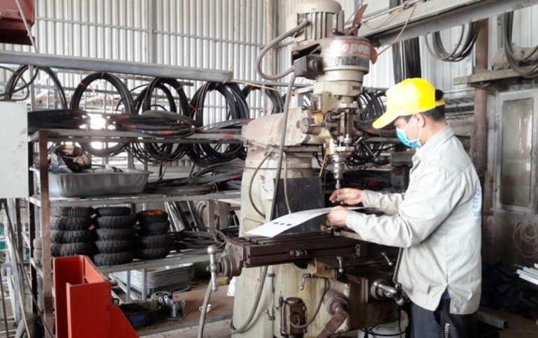Thanh niên làm chủ doanh nghiệp, đồng thời trực tiếp sản xuất, chế tác máy nông cụ. Thanh Hóa trợ giúp thanh niên khởi nghiệp, lập nghiệp -0