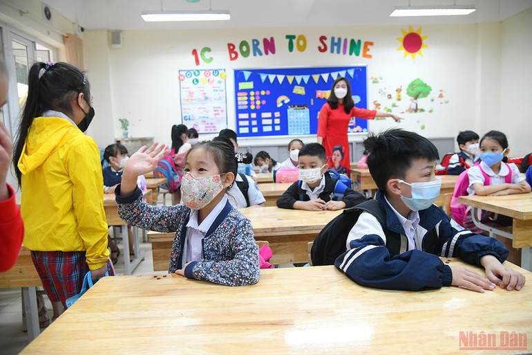 Chào các bạn nhé, giờ mới được đi học trực tiếp gặp mặt nhau. (Ảnh: THÀNH ĐẠT) “Ngày đầu tiên” đến trường của học sinh lớp 1 tại Hà Nội -0