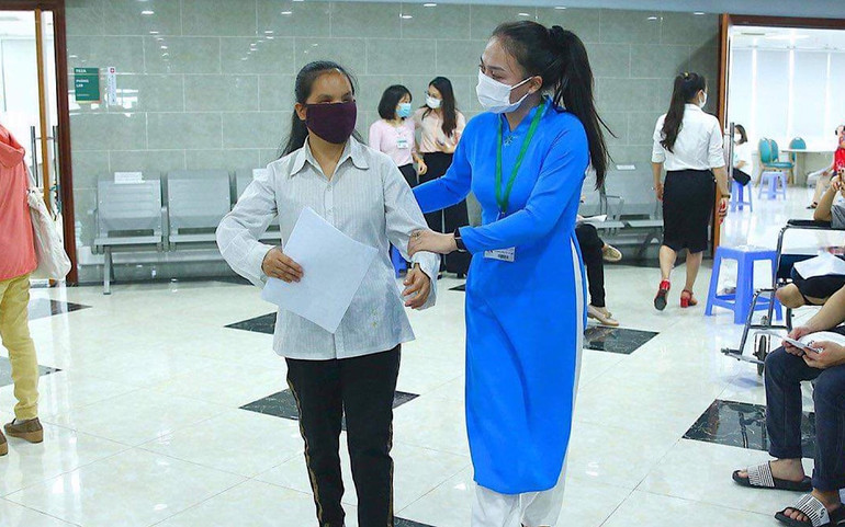 Tiêm vaccine cho người khuyết tật và yếu thế -1