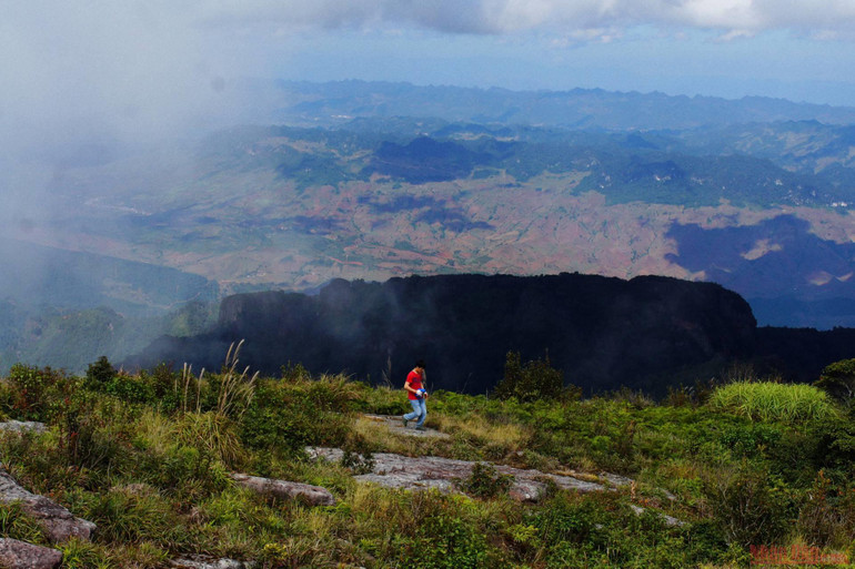 Theo dấu chân đoàn quân Tây Tiến, chinh phục đỉnh Pha Luông mùa lá phong -0