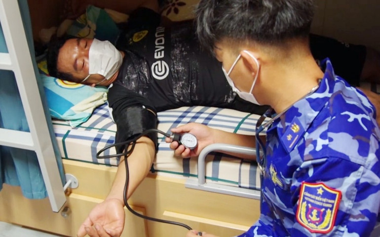 Cứu kịp thời 2 tàu cá cùng 18 ngư dân gặp nạn trên biển -0