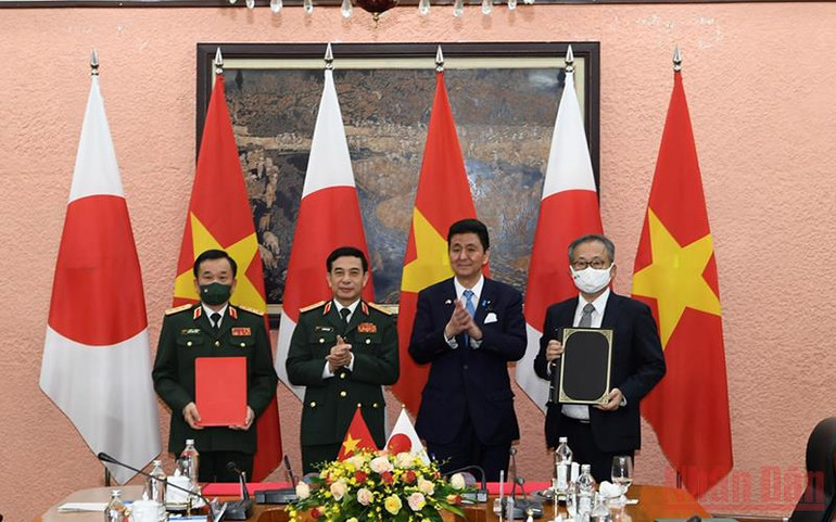 Bộ trưởng Phan Văn Giang và Bộ trưởng Quốc phòng Kishi Nobuo chứng kiến lễ ký Thỏa thuận chuyển giao thiết bị và công nghệ quốc phòng Việt Nam. (Ảnh: Thái Hưng) Thúc đẩy hợp tác quốc phòng Việt Nam - Nhật Bản -0