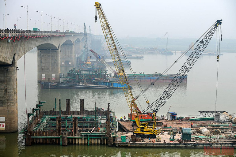 Đẩy nhanh tiến độ thi công cầu Vĩnh Tuy 2 trong năm 2022 -0