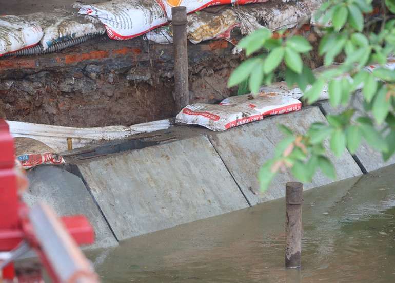 Hợp long các khối cấu kiện bờ kè Hồ Hoàn Kiếm -0