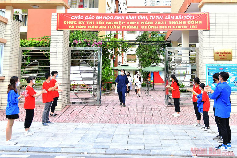 Kết thúc môn thi cuối, thí sinh vui vẻ vì hoàn thành tốt bài thi Ngoại ngữ -2