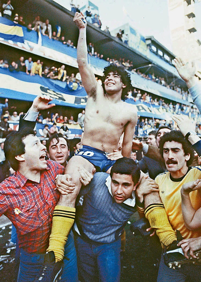 Maradona được người hâm mộ tung hô sau khi cùng câu lạc bộ Boca Juniors giành chức vô địch trong một giải đấu năm 1981 tại sân vận động La Bombonera ở Buenos Aires. Một năm sau, Boca Juniors bán Maradona cho câu lạc bộ Barcelona của Tây Ban Nha với chi phí cao kỷ lục. (Ảnh: Getty Images) Cuộc đời và sự nghiệp của huyền thoại Maradona qua ảnh -0