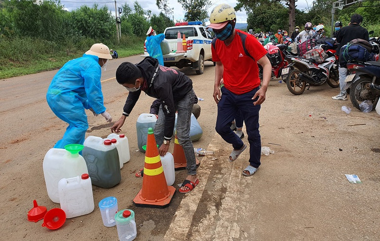 Hỗ trợ người dân về quê tránh dịch -0