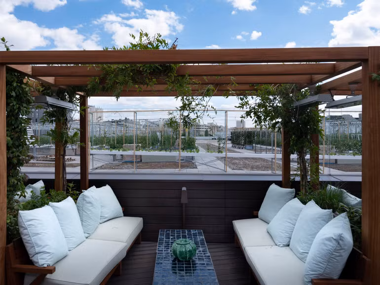 Bên trong nông trại đô thị trên mái nhà lớn nhất thế giới -0