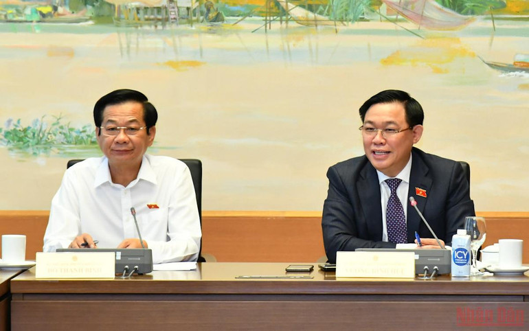 Chủ tịch Quốc hội Vương Đình Huệ thảo luận tại Tổ 12. (Ảnh: NGUYÊN KHOA) Trao cơ chế đặc thù cần gắn với cá thể hóa trách nhiệm -0