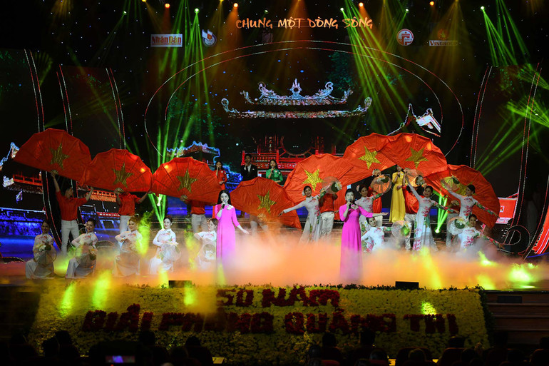 Tốp nữ Nhà hát nghệ thuật Đương đại Việt Nam biểu diễn ca khúc "Bonjour Vietnam". Các tiết mục nghệ thuật trong chương trình “Chung một dòng sông” -0