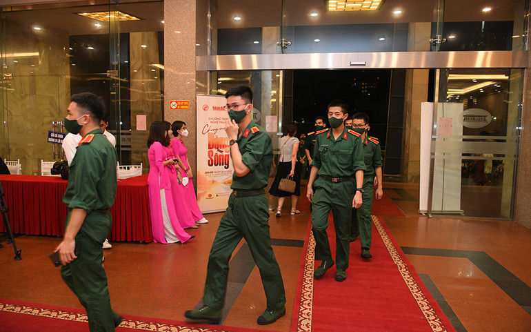 Đông đảo khán giả tham dự chương trình nghệ thuật “Chung một dòng sông” -3