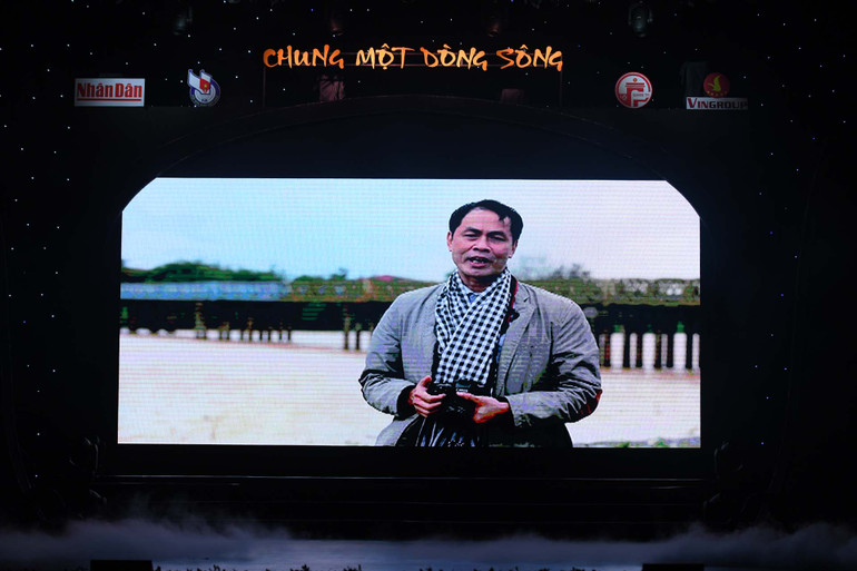 Nhà báo Trần Hữu Việt dẫn câu chuyện từ cầu Hiền Lương, Quảng Trị. Các tiết mục nghệ thuật trong chương trình “Chung một dòng sông” -0